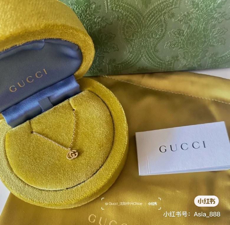 G*u*i necklaces
